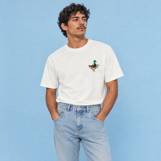 T-shirt Duck Toni Heart Print di Papaco indossata da un modello con jeans, stampa sul cuore