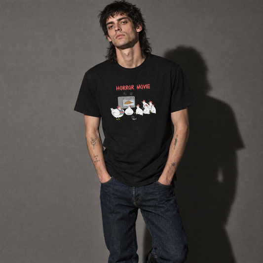 T-shirt Horror Movie di Papaco indossata da un modello con jeans