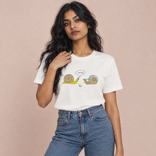 T-shirt La Lumaca Sissy di Papaco indossata da una modella con jeans