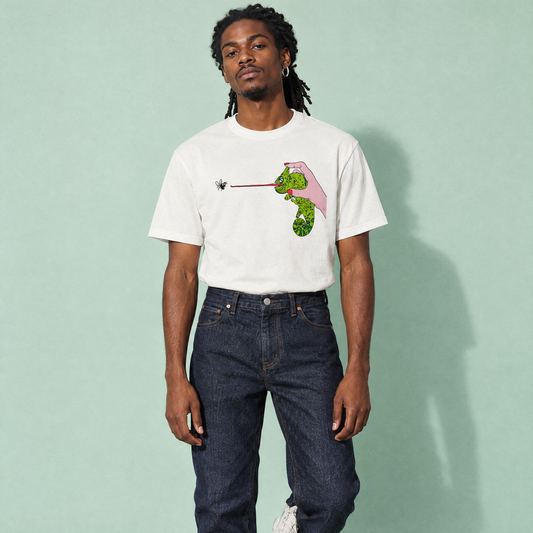 T-shirt Camaleonte Spray di Papaco indossata da un modello con jeans