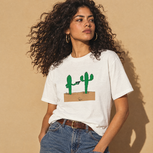 T-shirt Carlitos el Cactus di Papaco indossata da una modella con jeans
