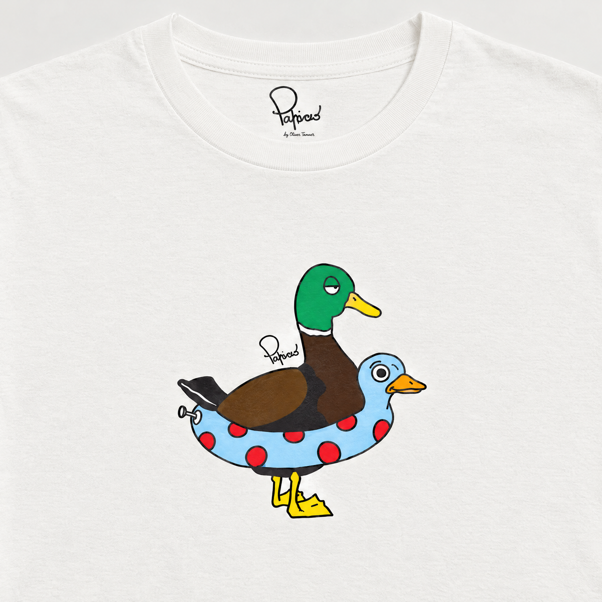 Dettaglio della stampa DTF al centro del petto della T-shirt Duck Toni di Papaco, cotone liscio e colletto