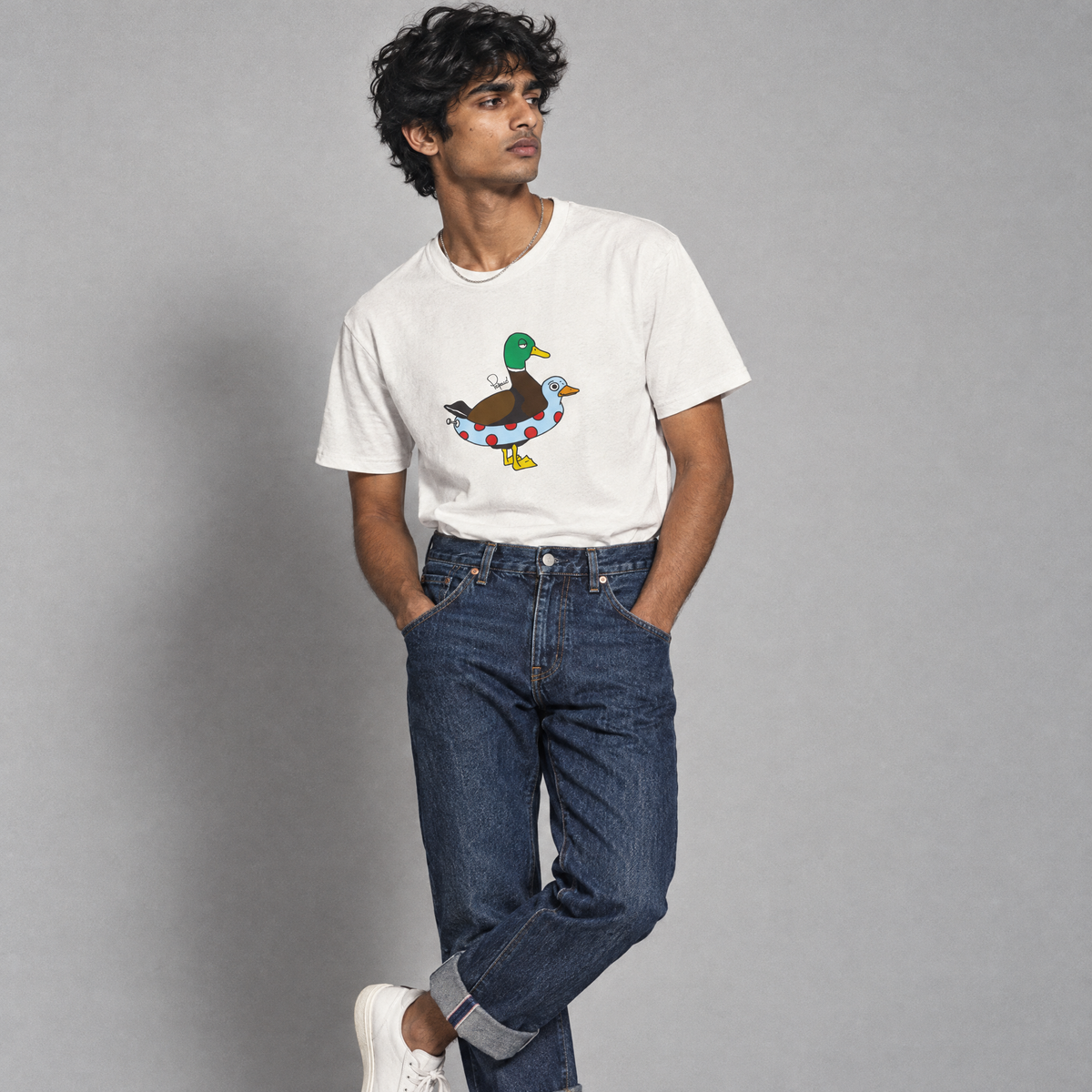 T-shirt Duck Toni di Papaco indossata da un modello con jeans, stampa al centro del petto
