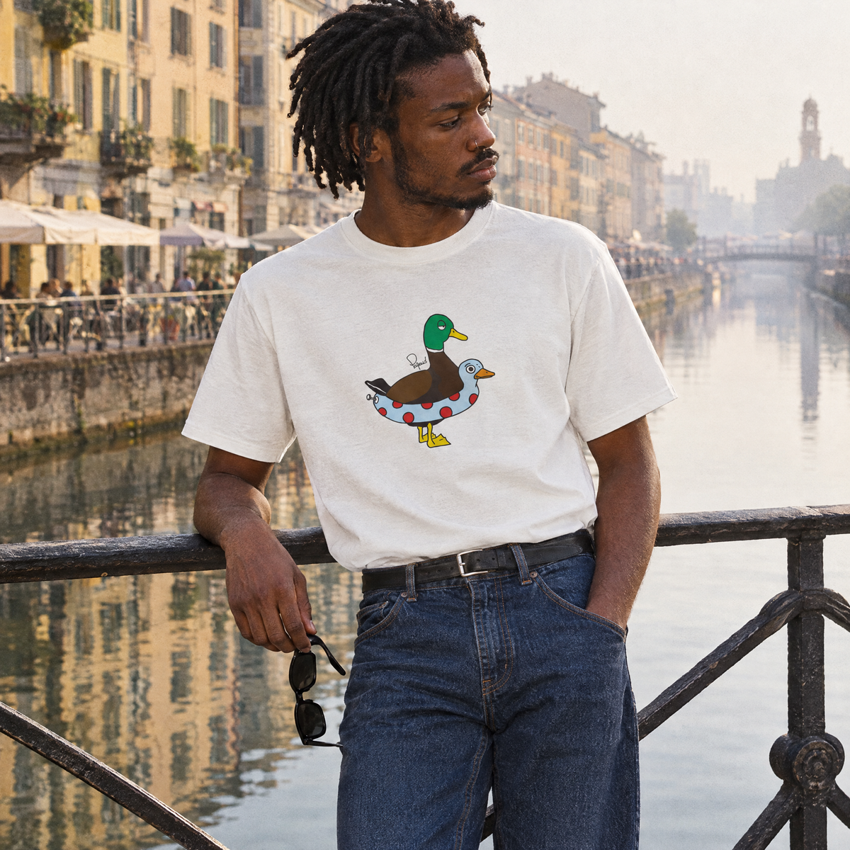 T-shirt Duck Toni di Papaco indossata sul Naviglio Grande, Milano