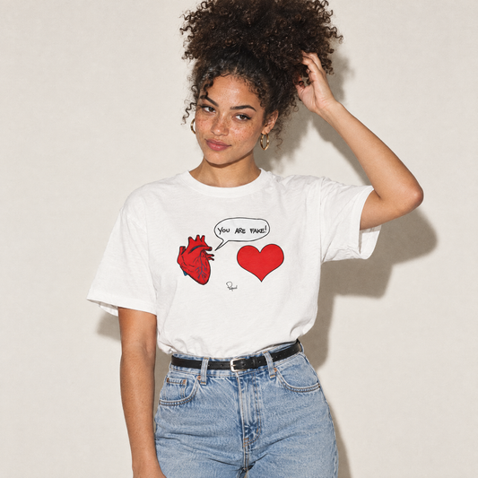 T-shirt You are fake di Papaco indossata da una modella con jeans